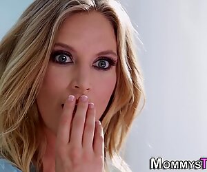 Les teen eats out milf