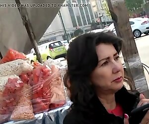 LO LABIOS CARNOSOS Y ROJOS DE UNA MADURITA EN LA CALLE