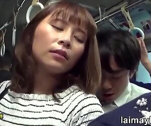 g tì_nh em gá_i xinh p trê_n xe bus - phim sex nh t b n hay 5