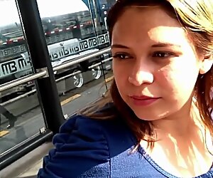 BELLA CHICA DE LABIOS CARNOSOS EN EL METRO