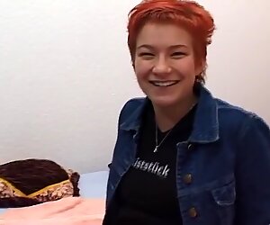 Rothaarige Fingert Sich In Berlin