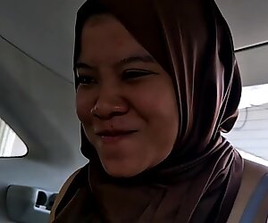 minah tudung blowjob in car 1