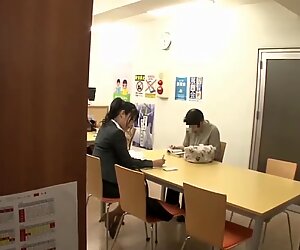 Asiático Lésbicas Casal desce na biblioteca