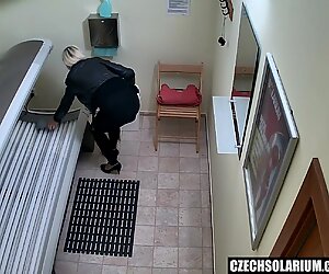 blondie chick Secretely jerking