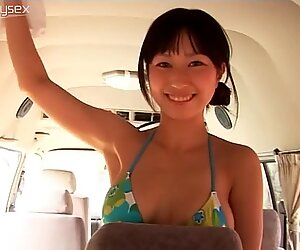 Japanese babe Yui Minami perform a wet car wash
