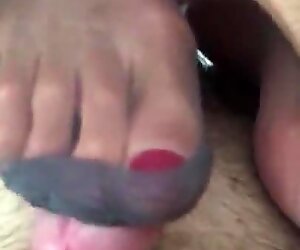 Footjob sotto al tavolo