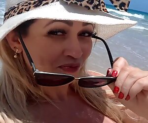Mirella Mansur na praia de nudismo Abricó_ no Rio de Janeiro